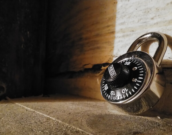 Ein Zahlenschloss verschlie�t wichtige Informationen im Escape Room